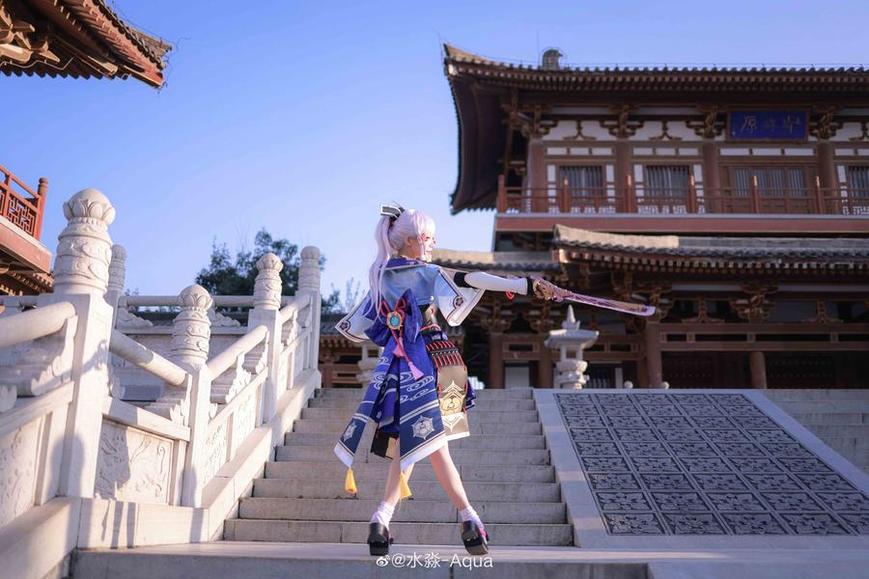 彩蝶舞飞的水淼aqua申鹤cosplay图片分享：神秘与幻想